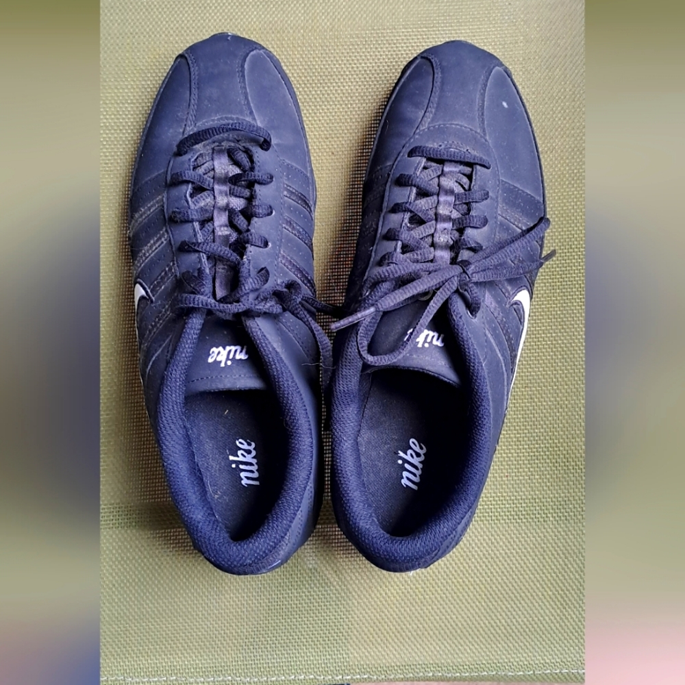Womens Nike blacn running shoes. Size 9